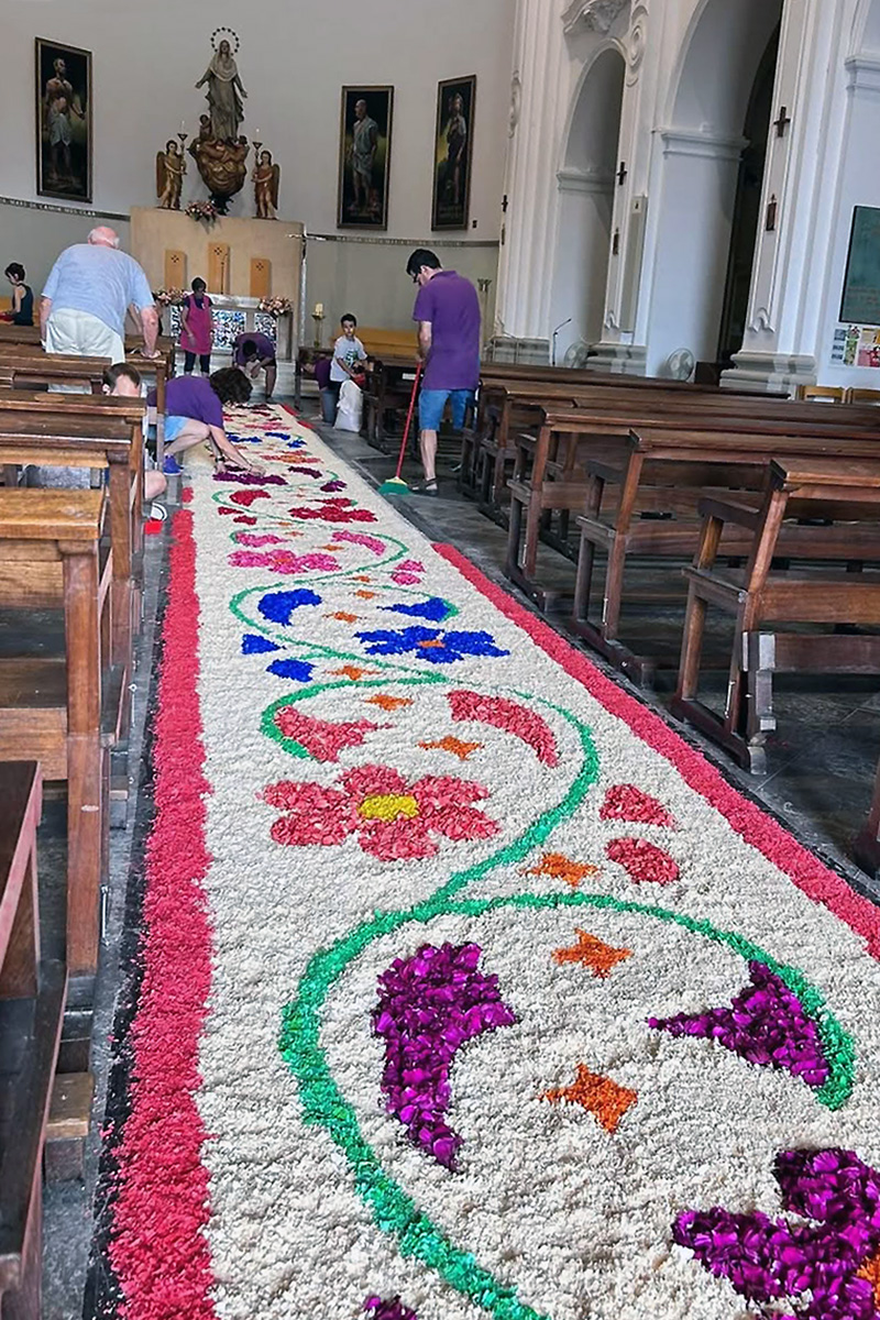 Catifa floral dins l'església. Foto: Associació de Catifaires Dalt la Vila de Badalona