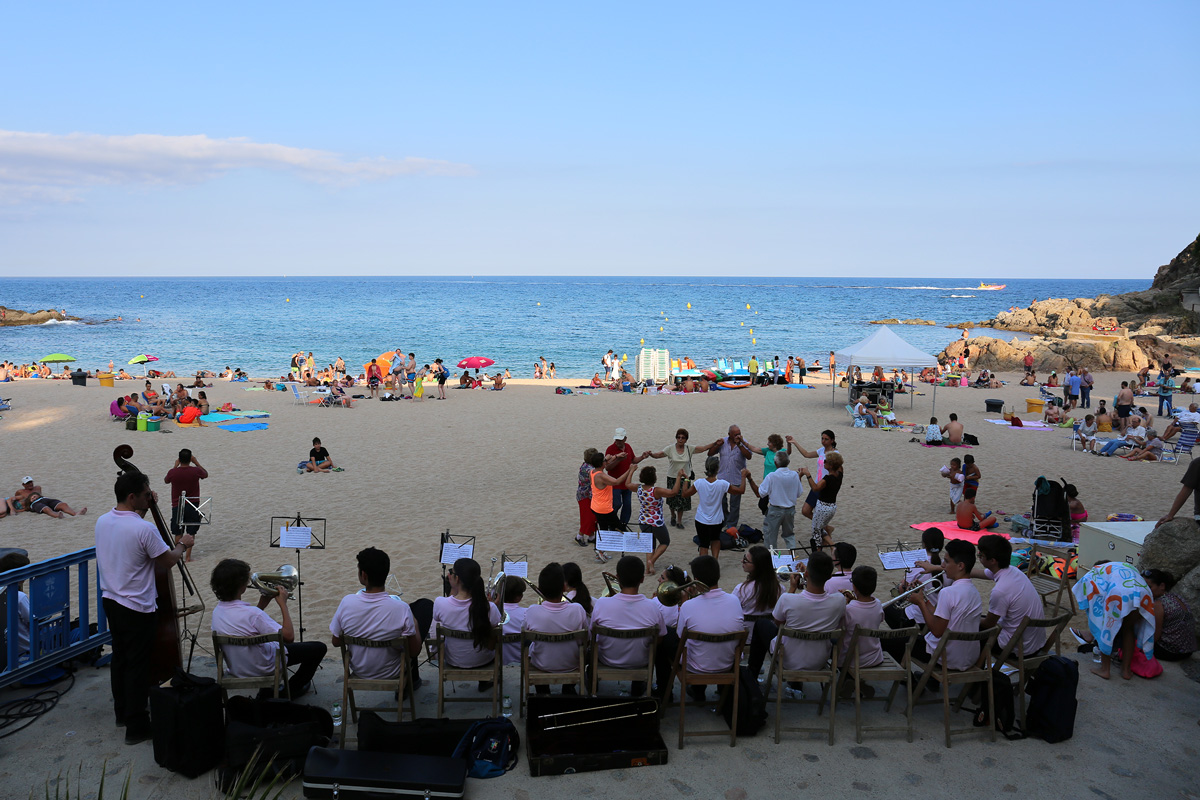 Ballada de sardanes a la platja