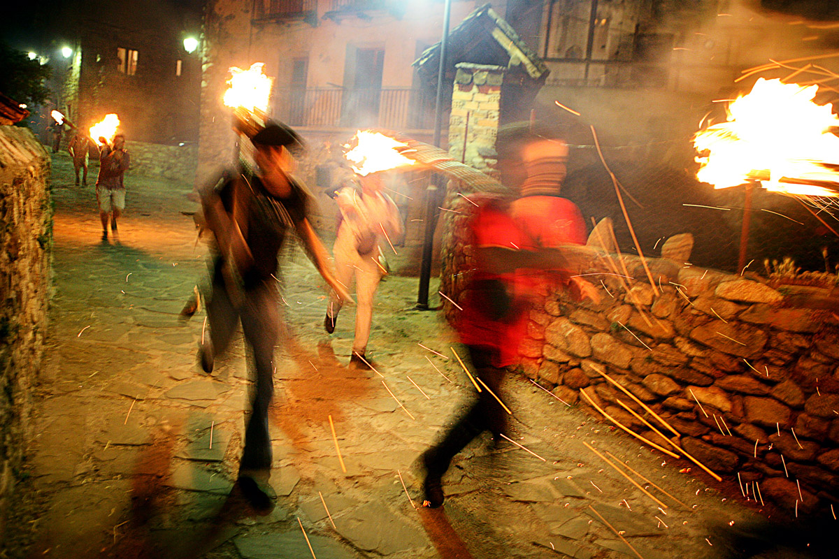 L'entrada al poble corrents