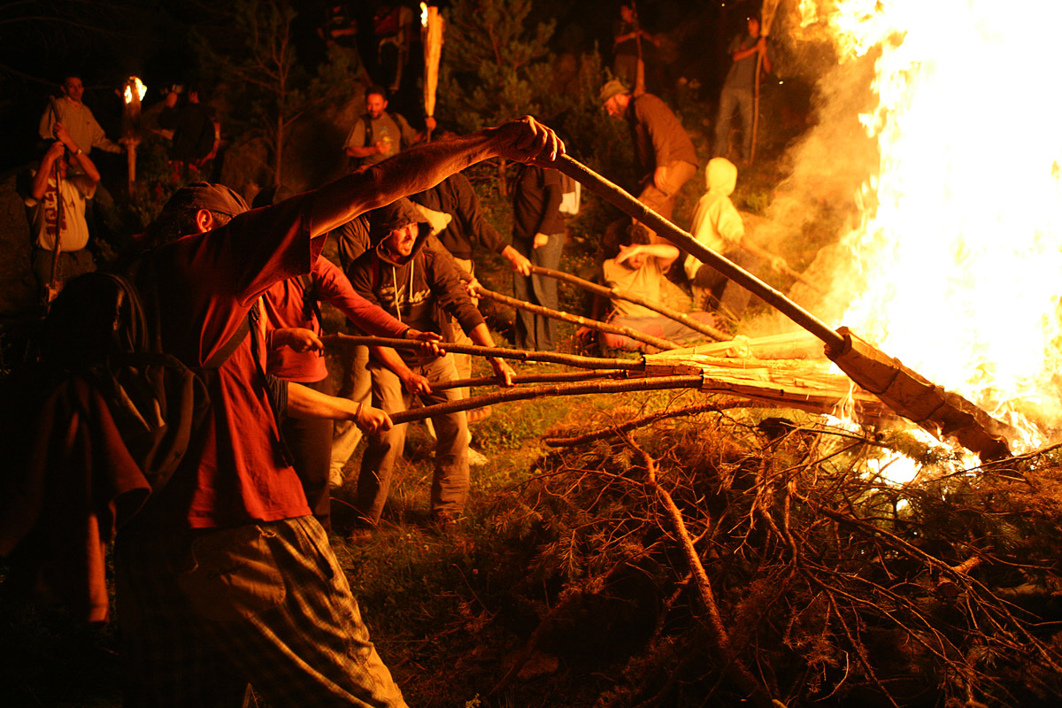 Encenent la falla dalt el turó