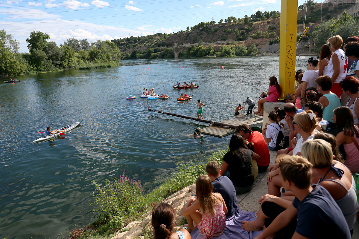 Expectació per veure els jocs al riu