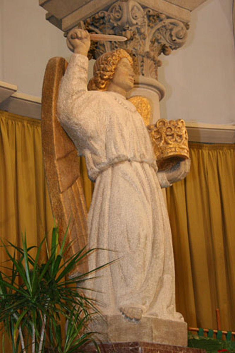 Fins fa 150 anys, quan va arribar a Hostafrancs, l'Àngel Custodi presidia el Portal de l'Àngel