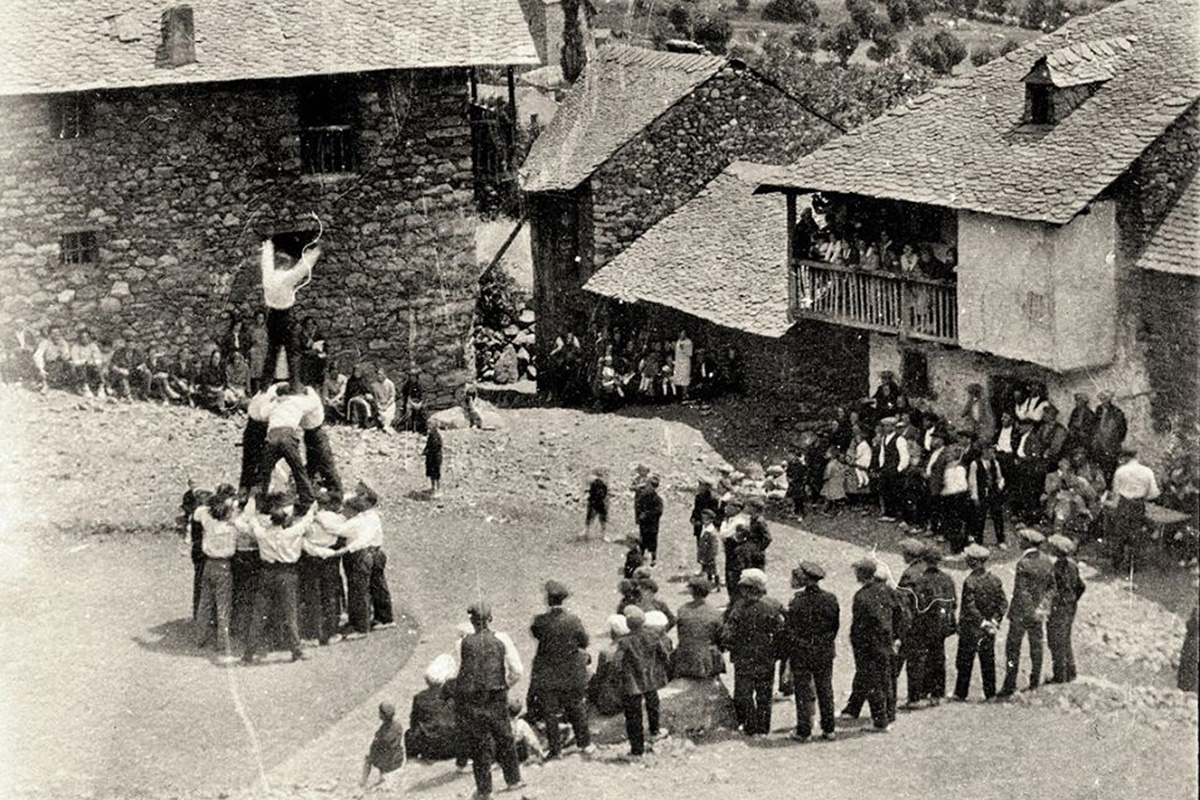 Moment final del ball de la pila a Taüll, als anys 30. Arxiu Ramon Violant i Simorra
