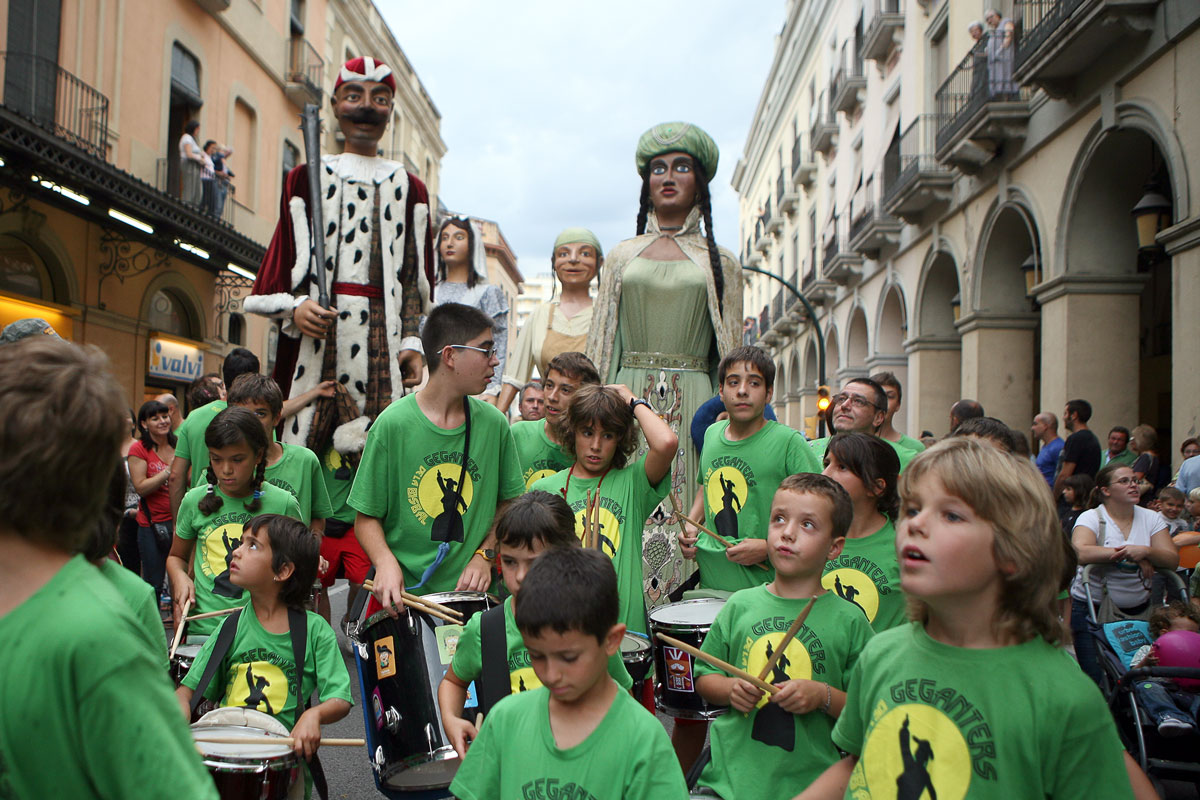 Gegants i timbalers a la cercavila