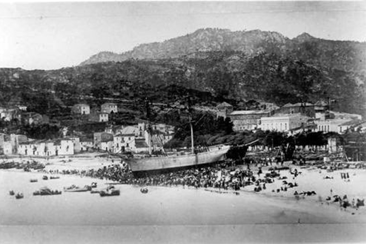 Veler a la platja de Sant Feliu just abans de la seva avarada (1870-1880)