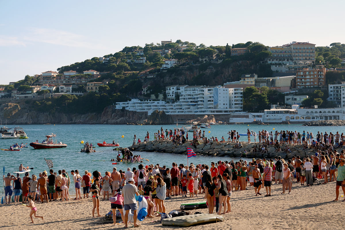 Arribada de les embarcacions a la platja