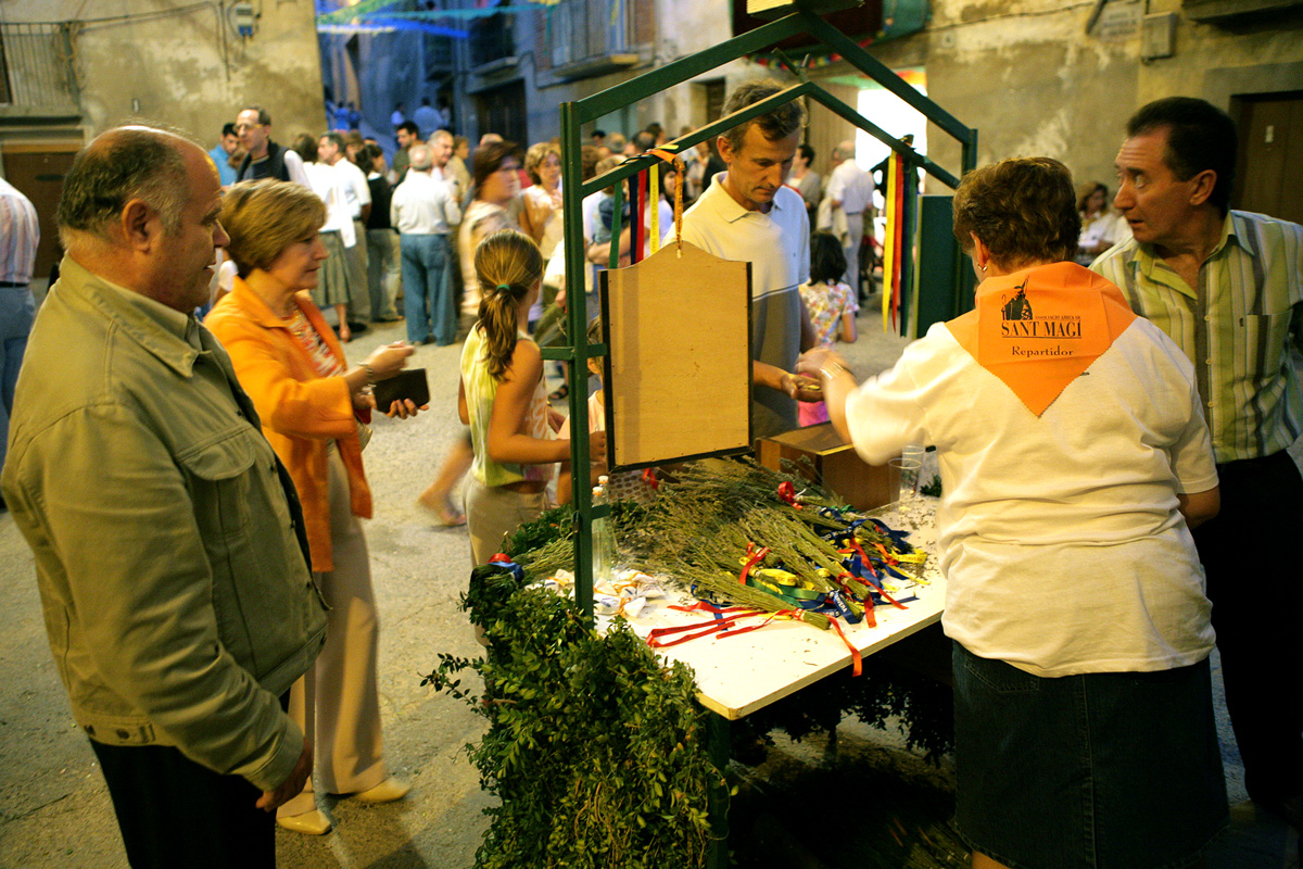 La plaça de l'església de Sant Magí bull d'activitat