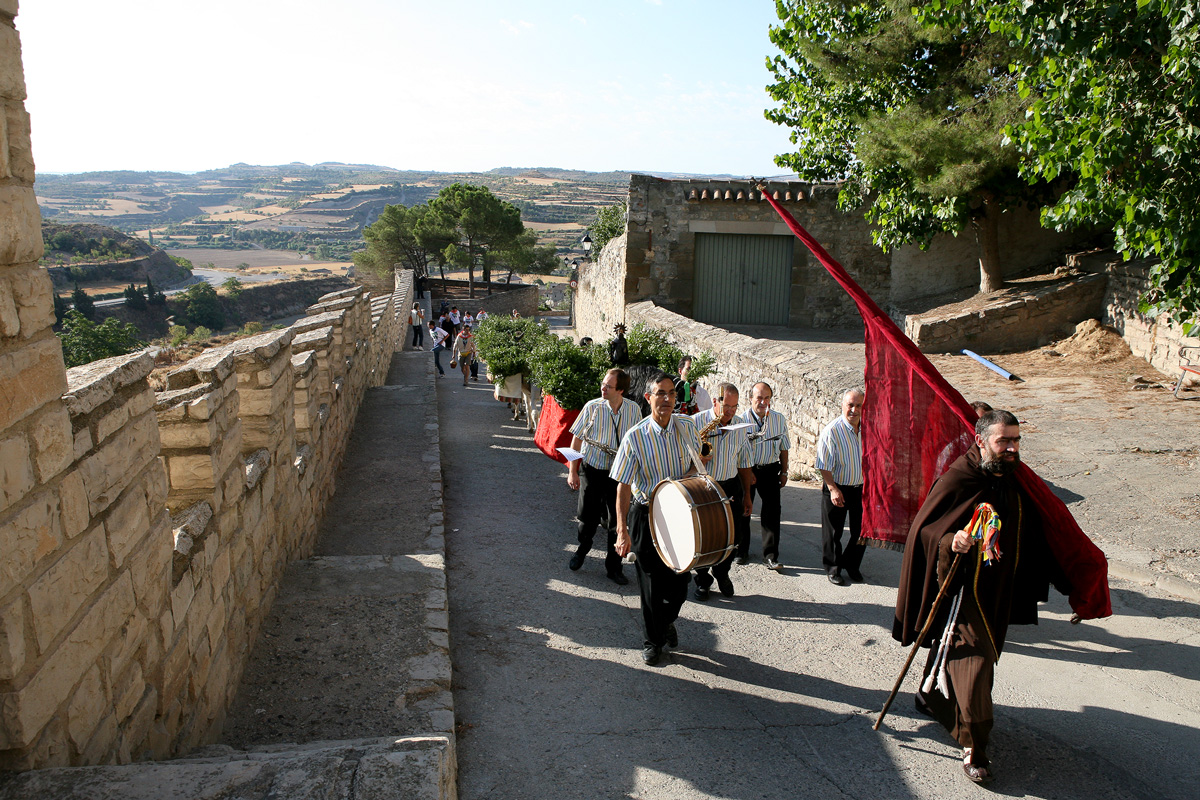 Encapçala la comitiva un home vestit d'anacoreta (Sant Magí)