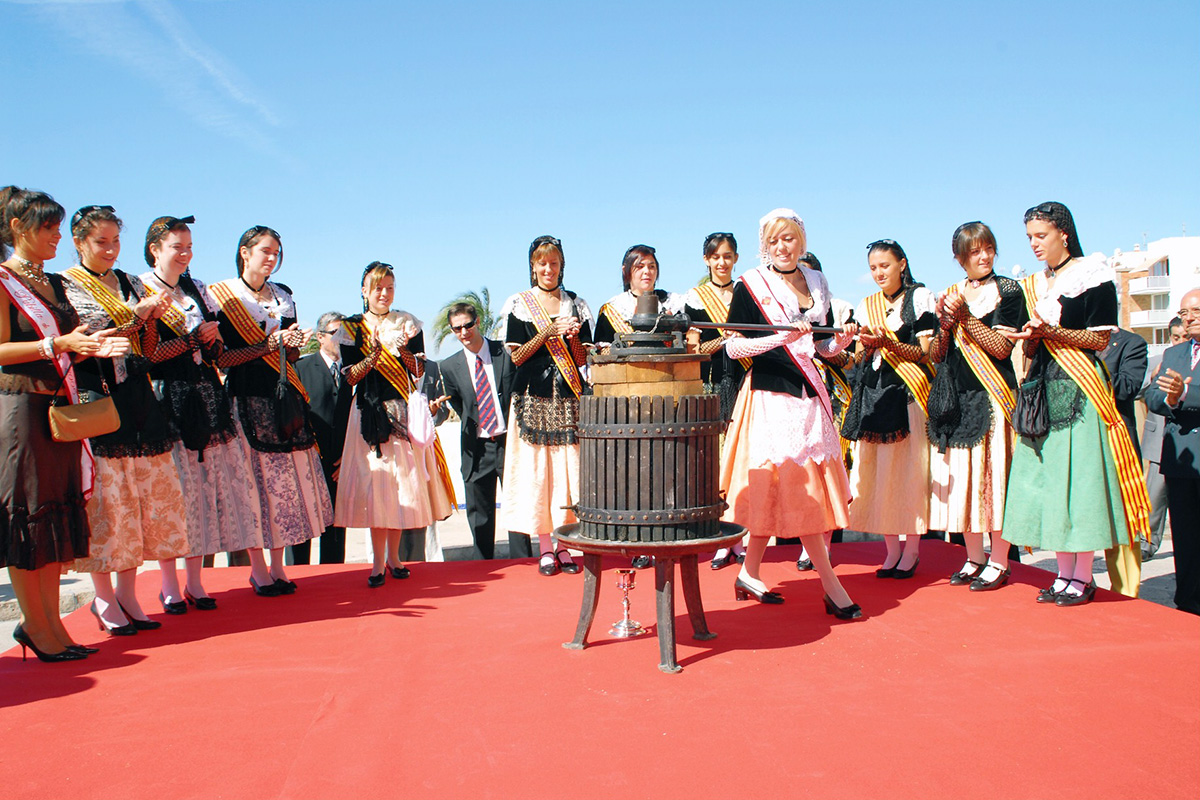 La pubilla de la festa s'encarrega de premsar el primer most, que després oferirà a la missa