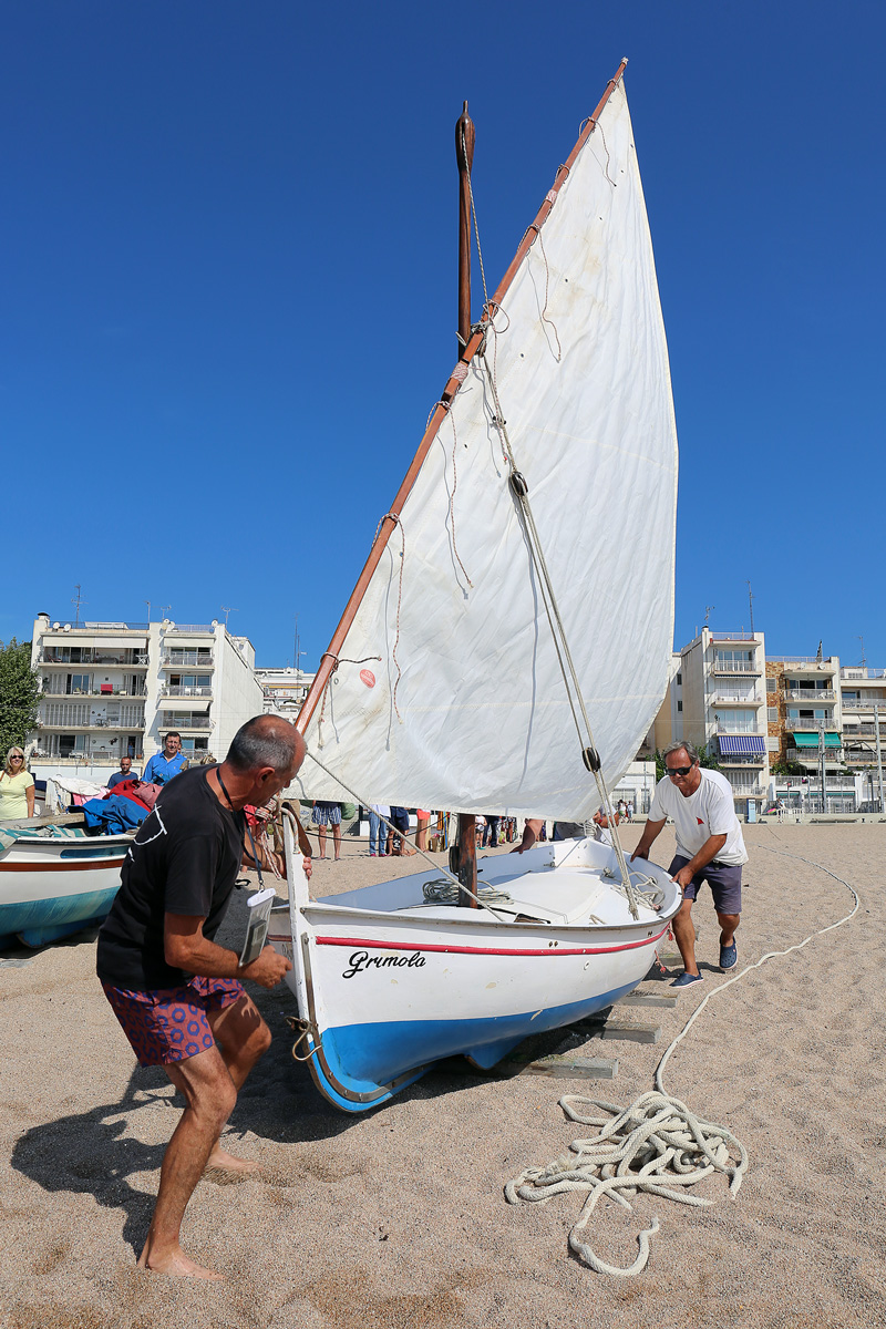 Varada de barques a l'antiga a Sant Pol de Mar