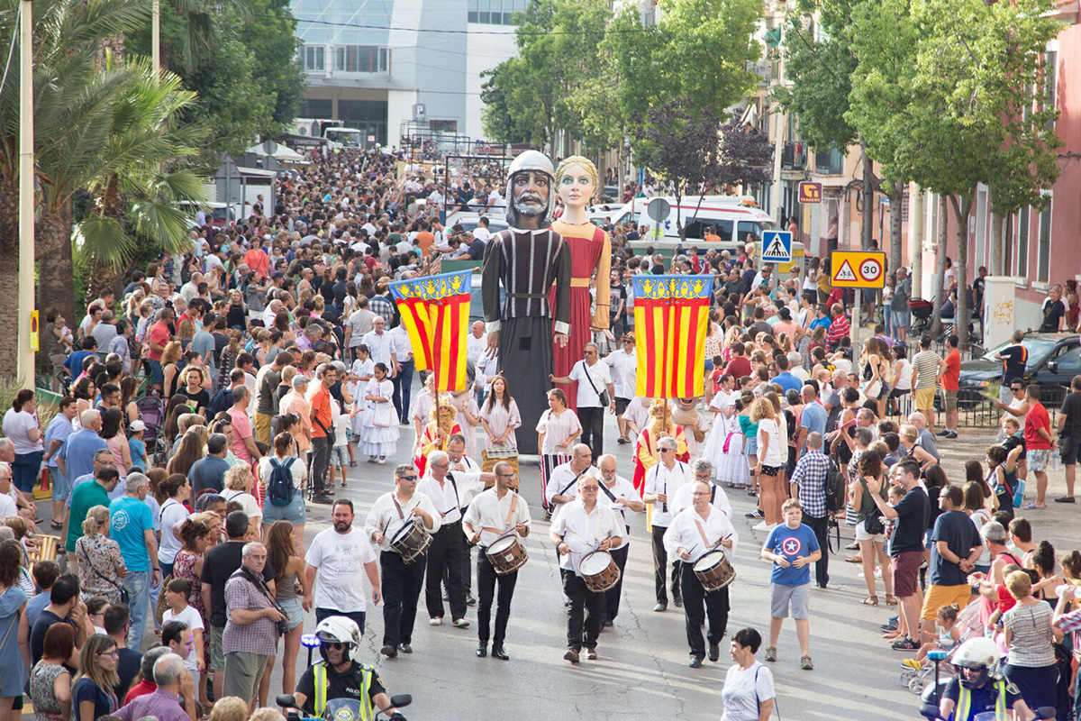Els gegants encapçalen la cavalcada