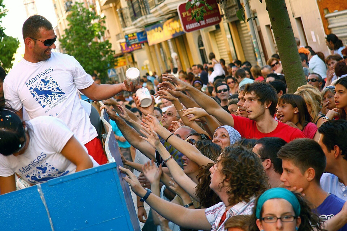 La gent s'acosta per agafar peces de ceràmica