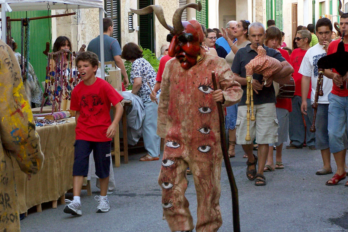Els xeremiers i fabiolers acompanyen la sortida dels dimonis