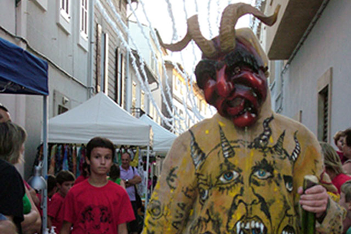 Els dimonis surten a perseguir tota la gent del poble