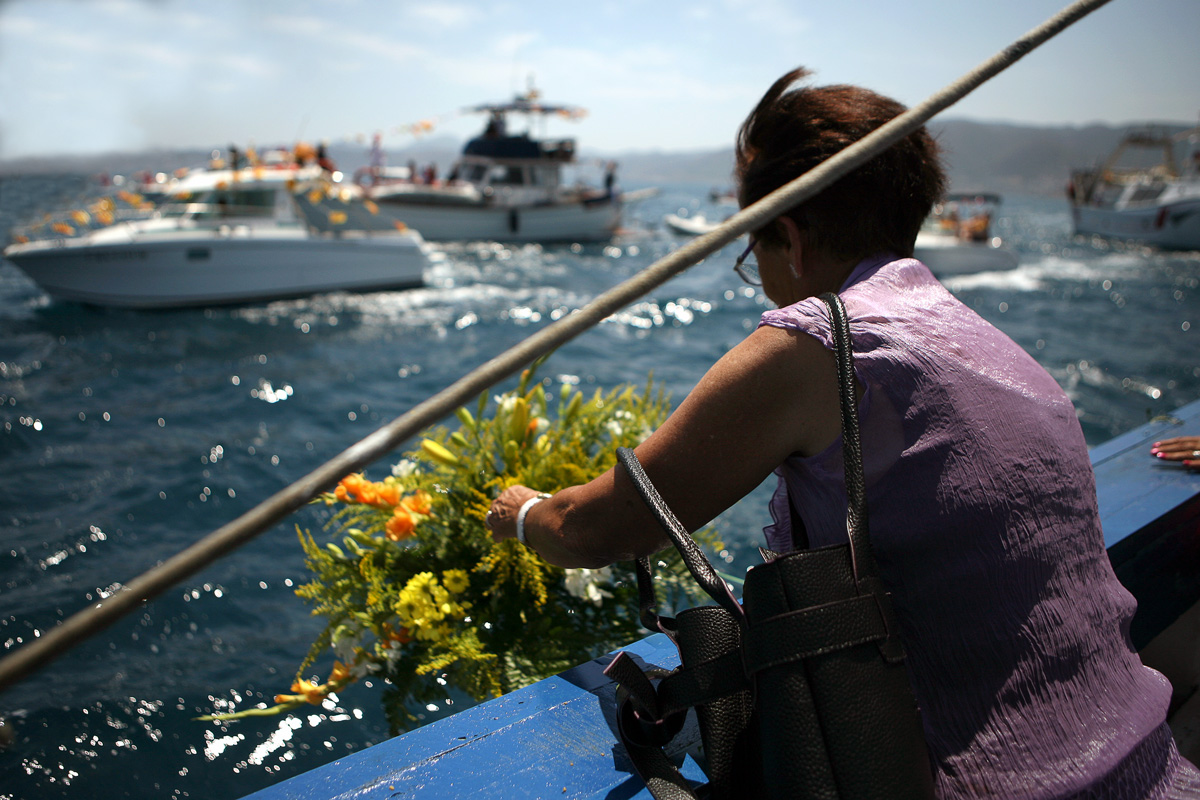 Llançant flors al mar en record als morts