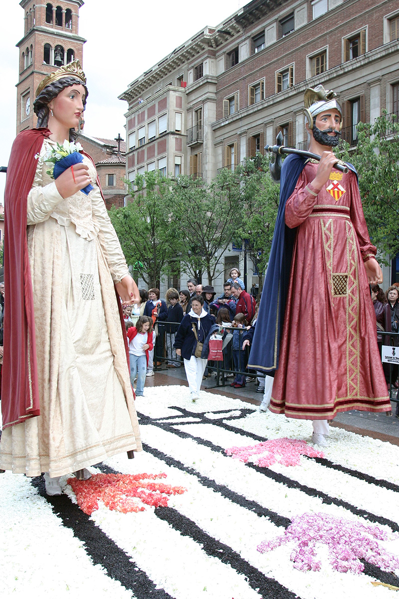Els gegants passant per sobre les catifes