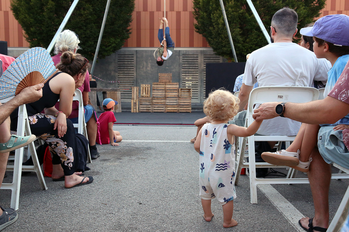 Petits i grans observant l'espectacle