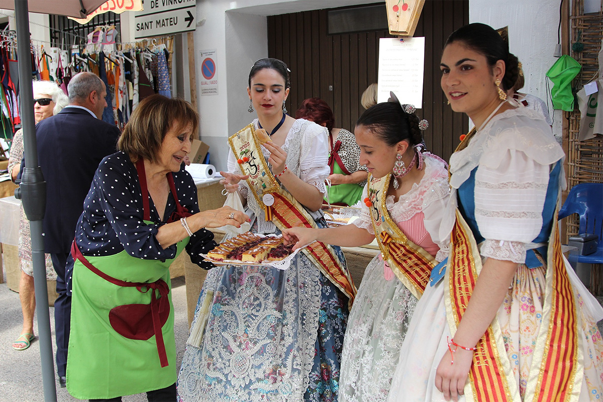 La Reina i Dames de la Salzedella tastant una coca de cireres