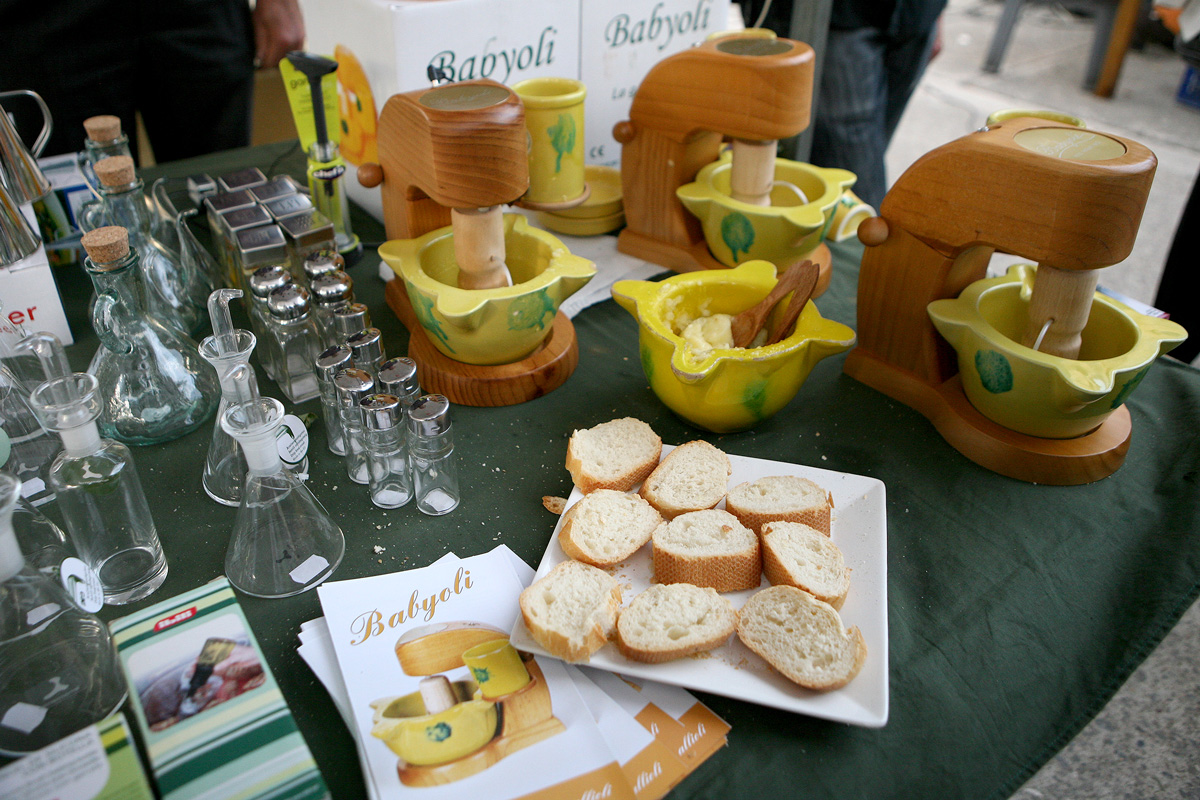 Parada amb estris per l'oli i l'allioli