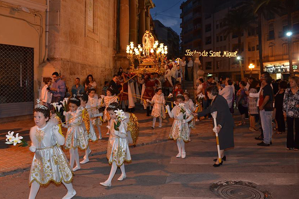Processó de Sant Miquel, amb les xiquetes vestides d'àngels