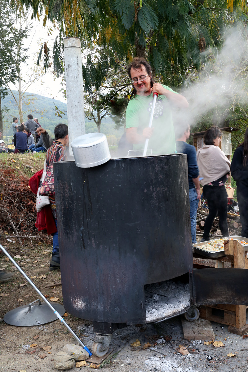 Preparant la Sopa de Pedres