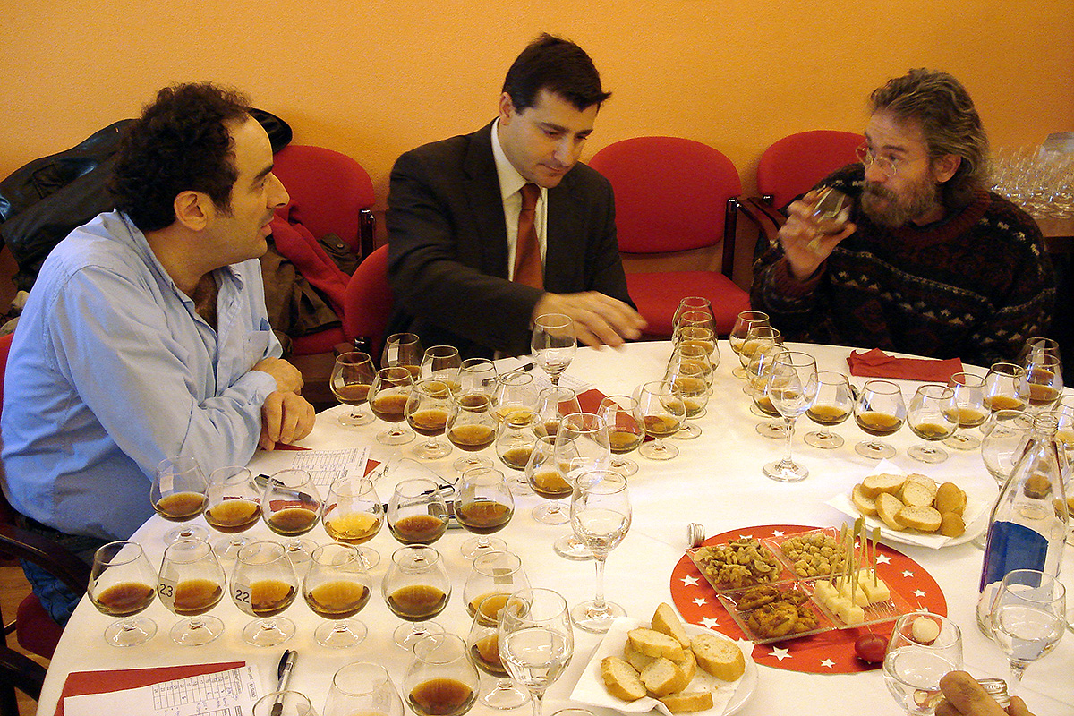 Els experts evaluant les ratafies