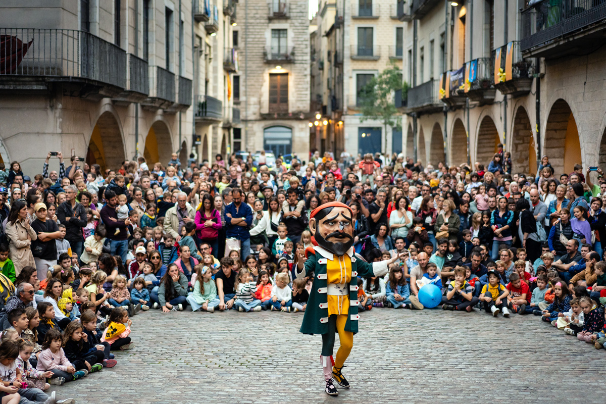 El capgròs esquivamosques de Girona