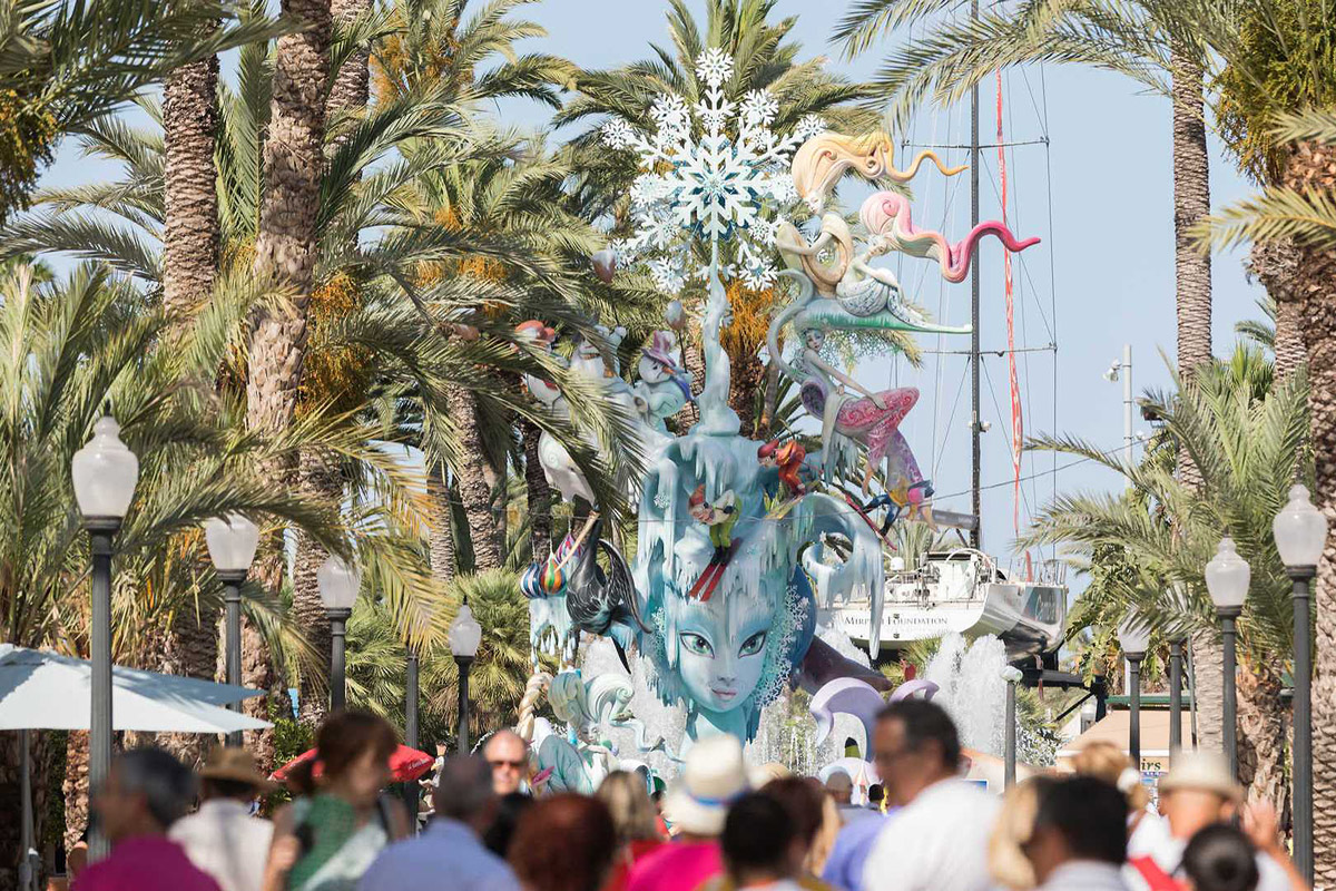 La ciutat s'omple de Fogueres
