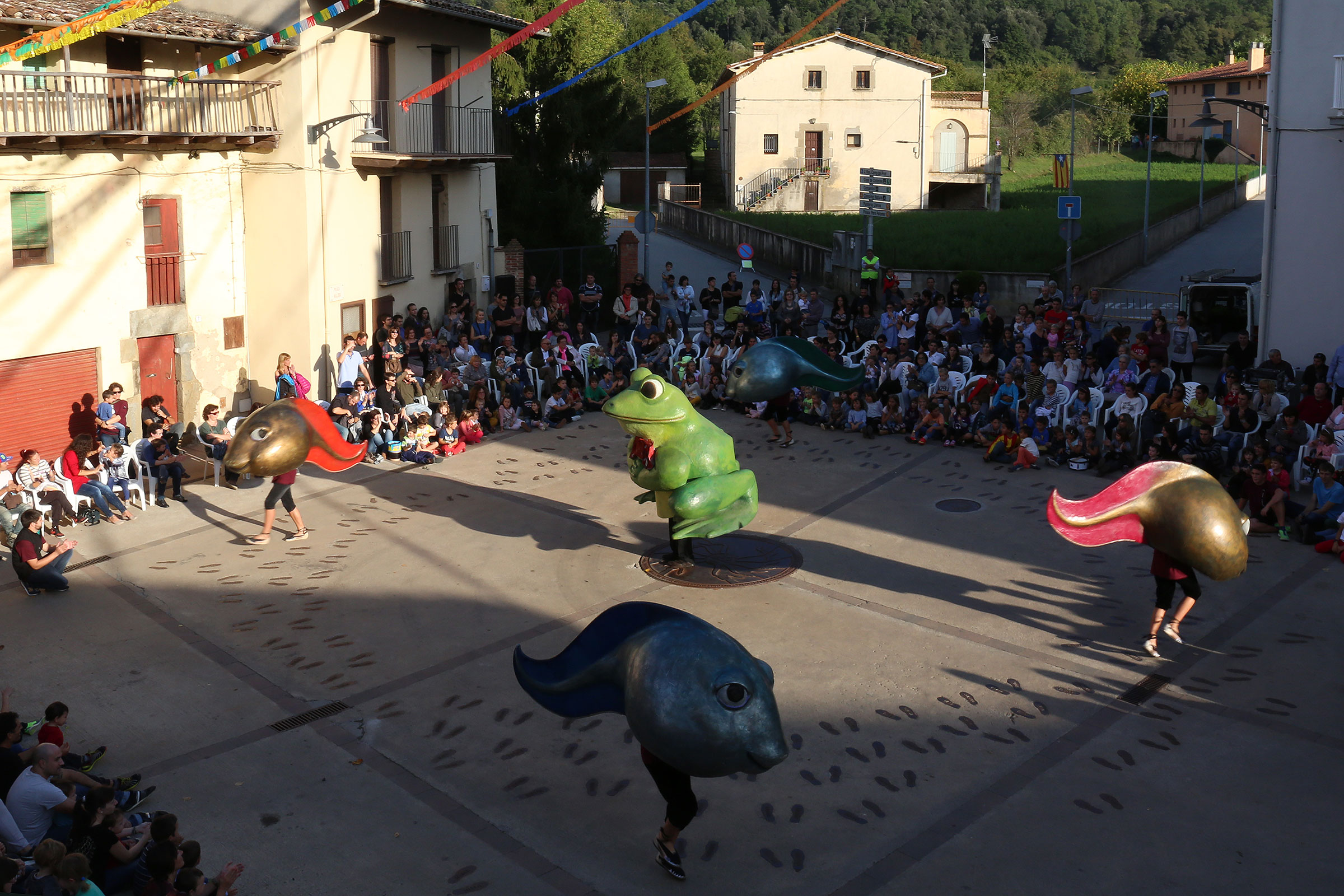 La granota i els calabotins durant la ballada final