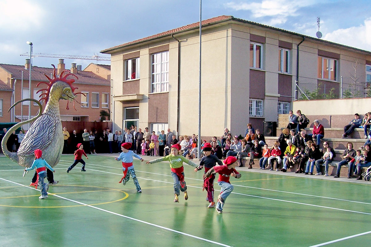 El Ball del Gallarut en una escola. Foto: Gaspar Subirana
