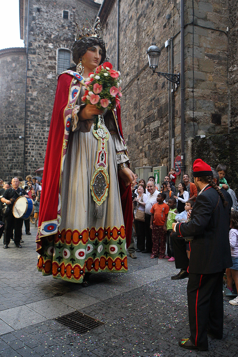 La geganta a les festes del Tura. Foto: Manel Carrera i Escudé