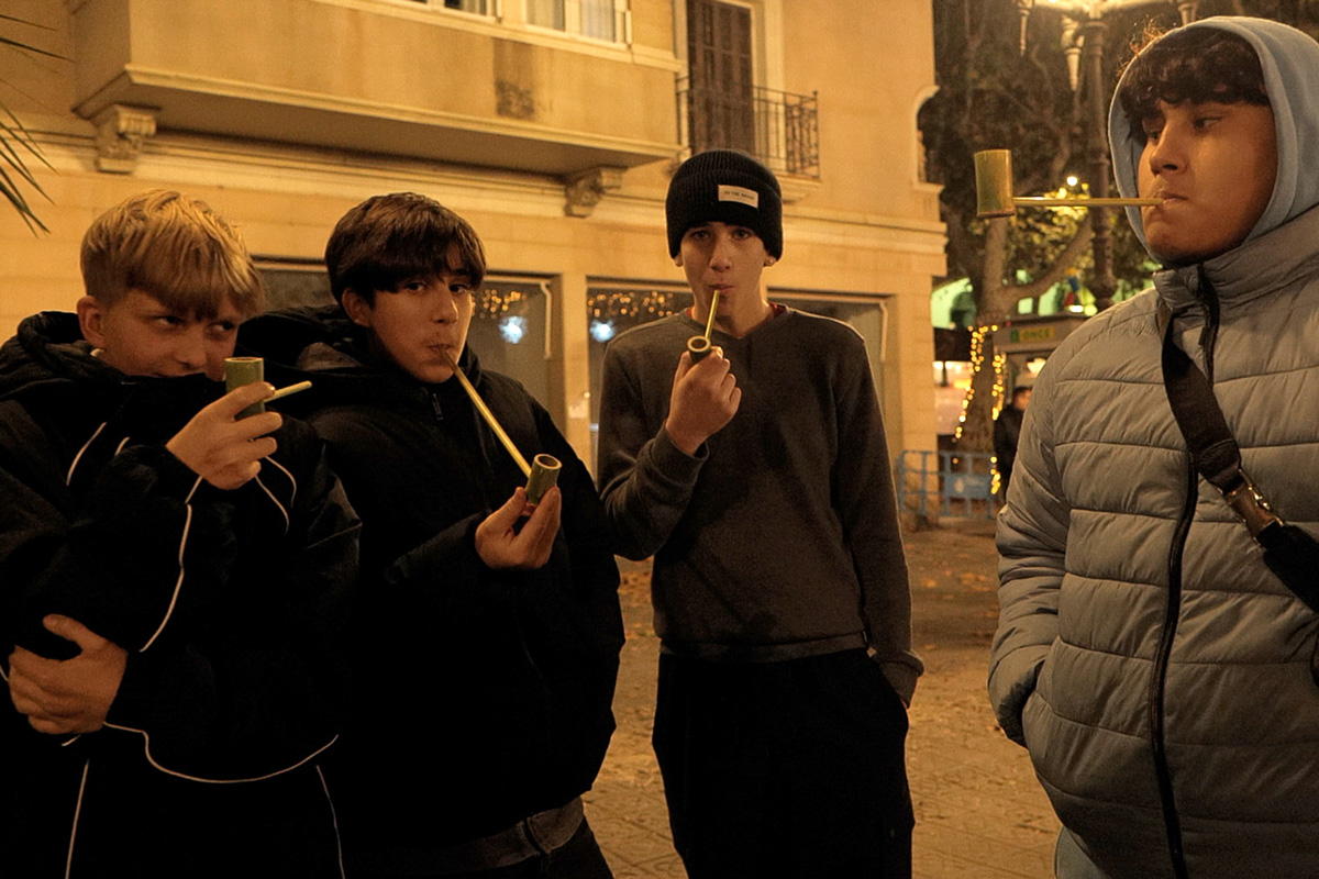 Nois provant de fumar amb pipa de canya