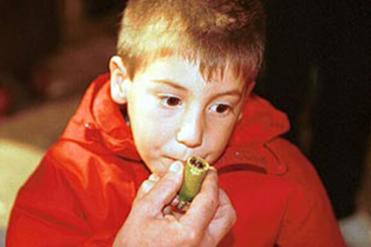 Els nens tenen llicència per fumar