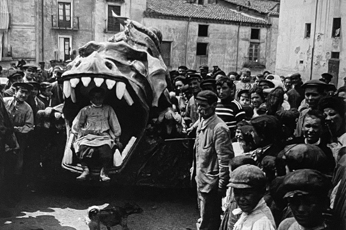 El Marraco de l'any 1907 amb un nen a la boca. Foto: Manuel Herrera i Ges. Arxiu Diocesà de Lleida