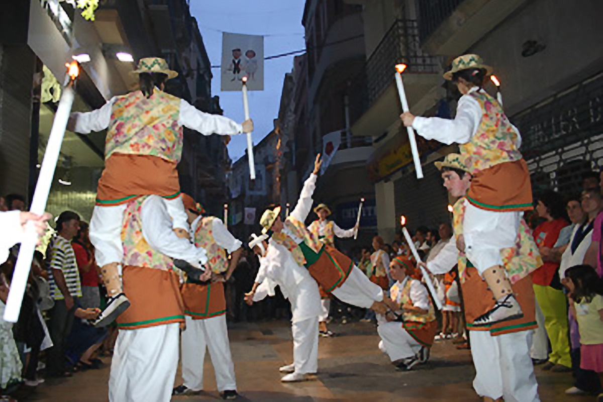 La moixiganga, durant la passada de la nit. Foto: Bernat Ferrer