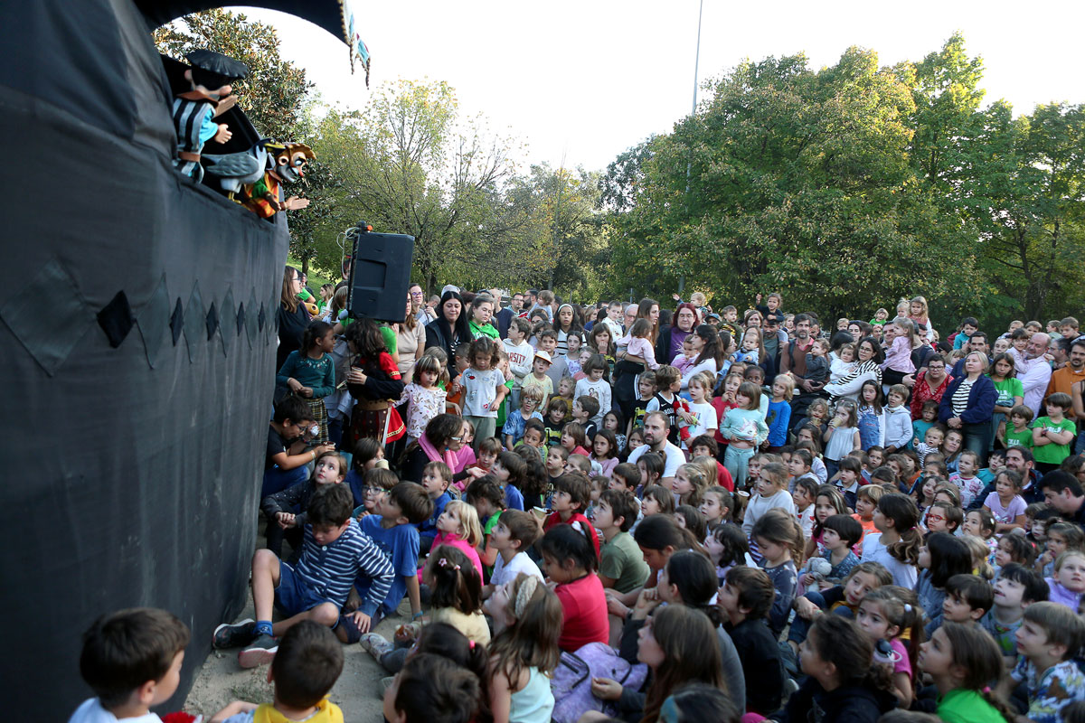 Nens i pares embaladeixen amb els titelles