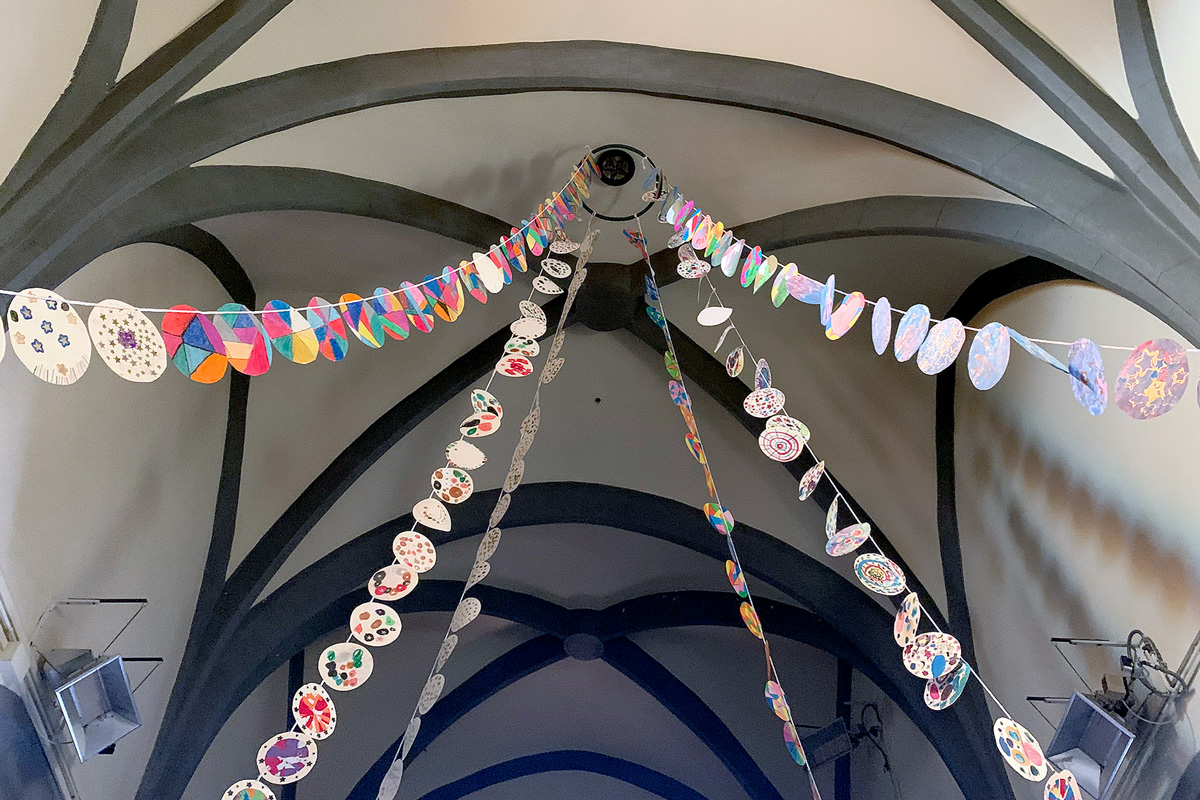 Enfilalls de neules de paper fetes pels nens i nenes