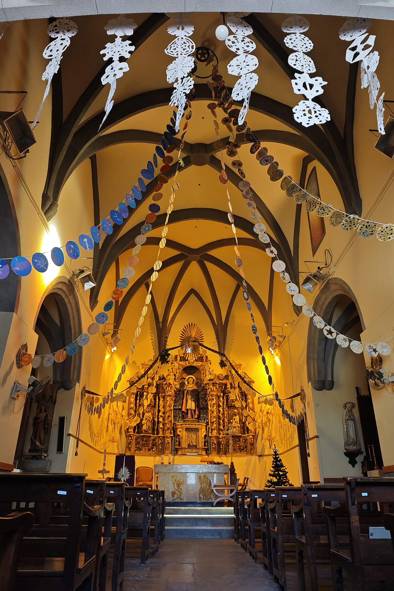 Conjunt de neules a tota l'esglesia