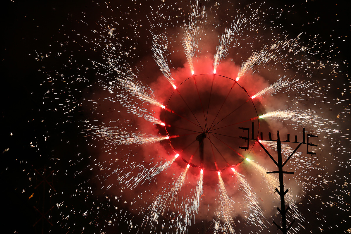 Roda de foc durant el correfoc amb els dimonis