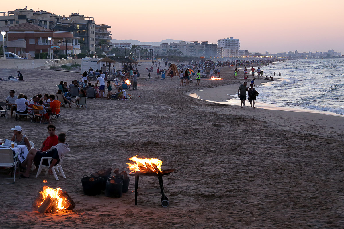 Petites fogueres a la platja