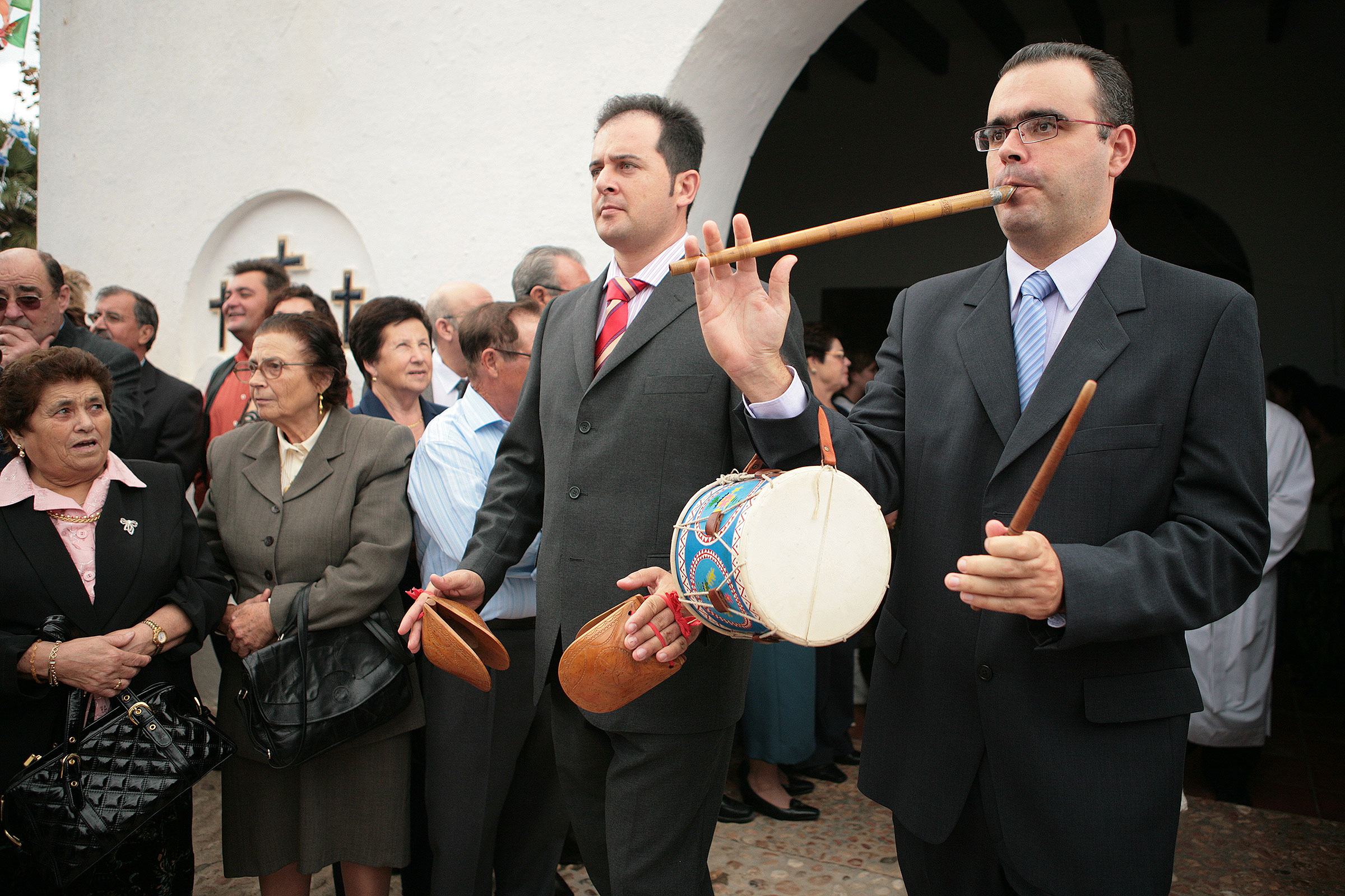Els músics, amb flaüta i castanyoles grans