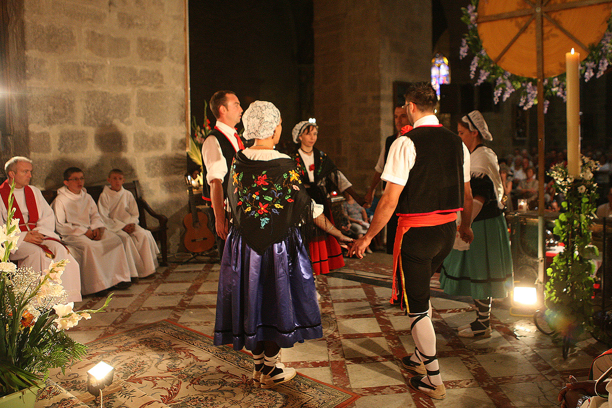 Sardanes dins l'església