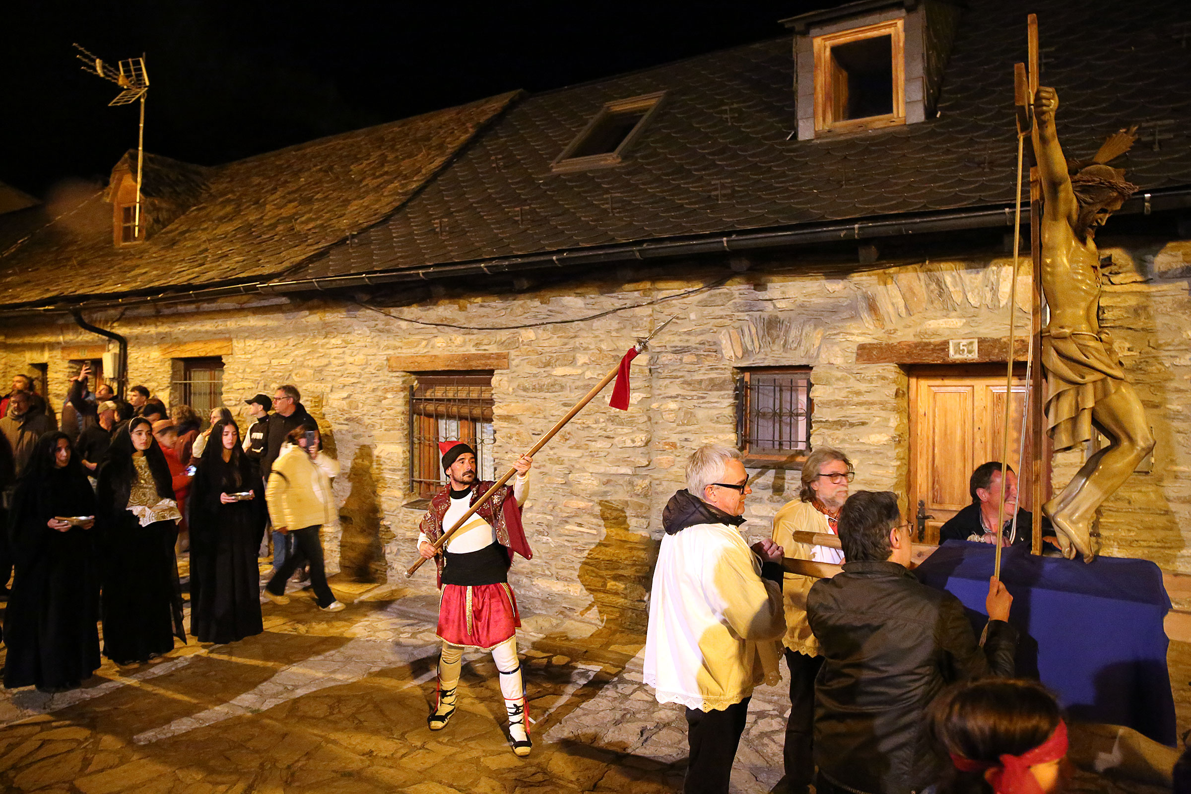 Un dels ballarins apuntant al Crist amb la llança