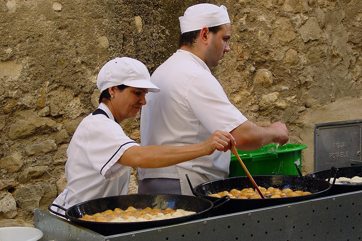 Preparant els bunyols. Foto: Mallorcaweb.com