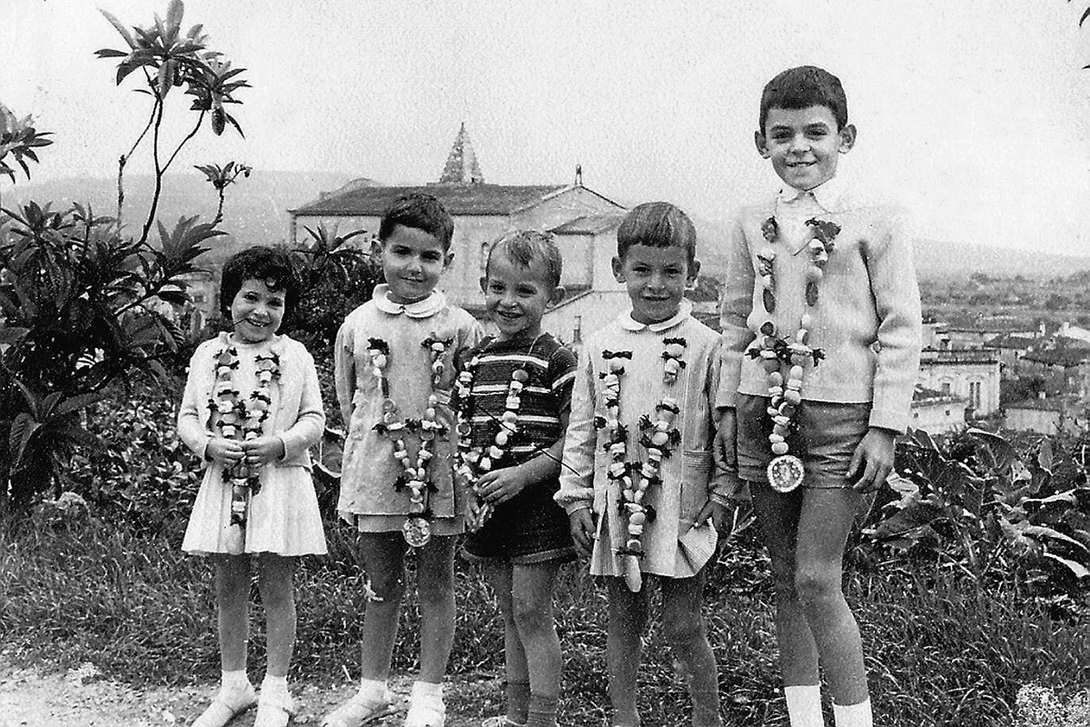 Foto antiga de nins amb rosaris de llepolies