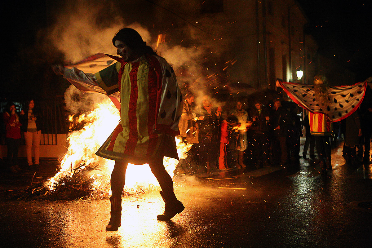 Ballant al costat del foc