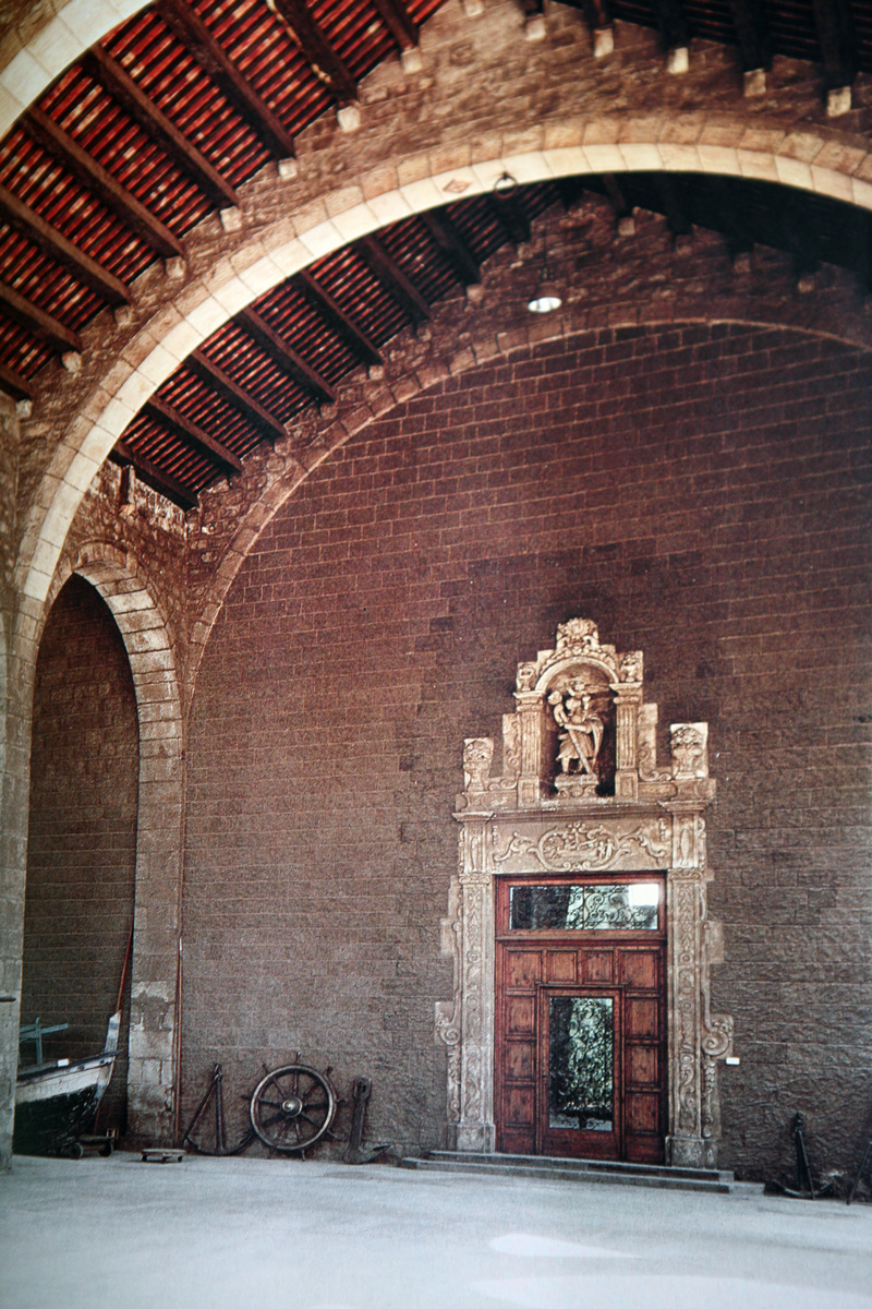Portalada dedicada a sant Cristòfor de les Drassanes de Barcelona