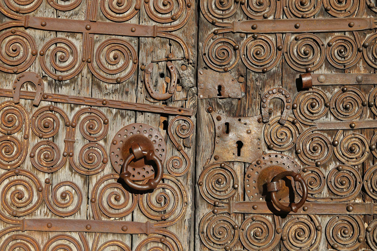 Ferradures clavades a la porta d'una església. Foto: Manel Carrera Escudé
