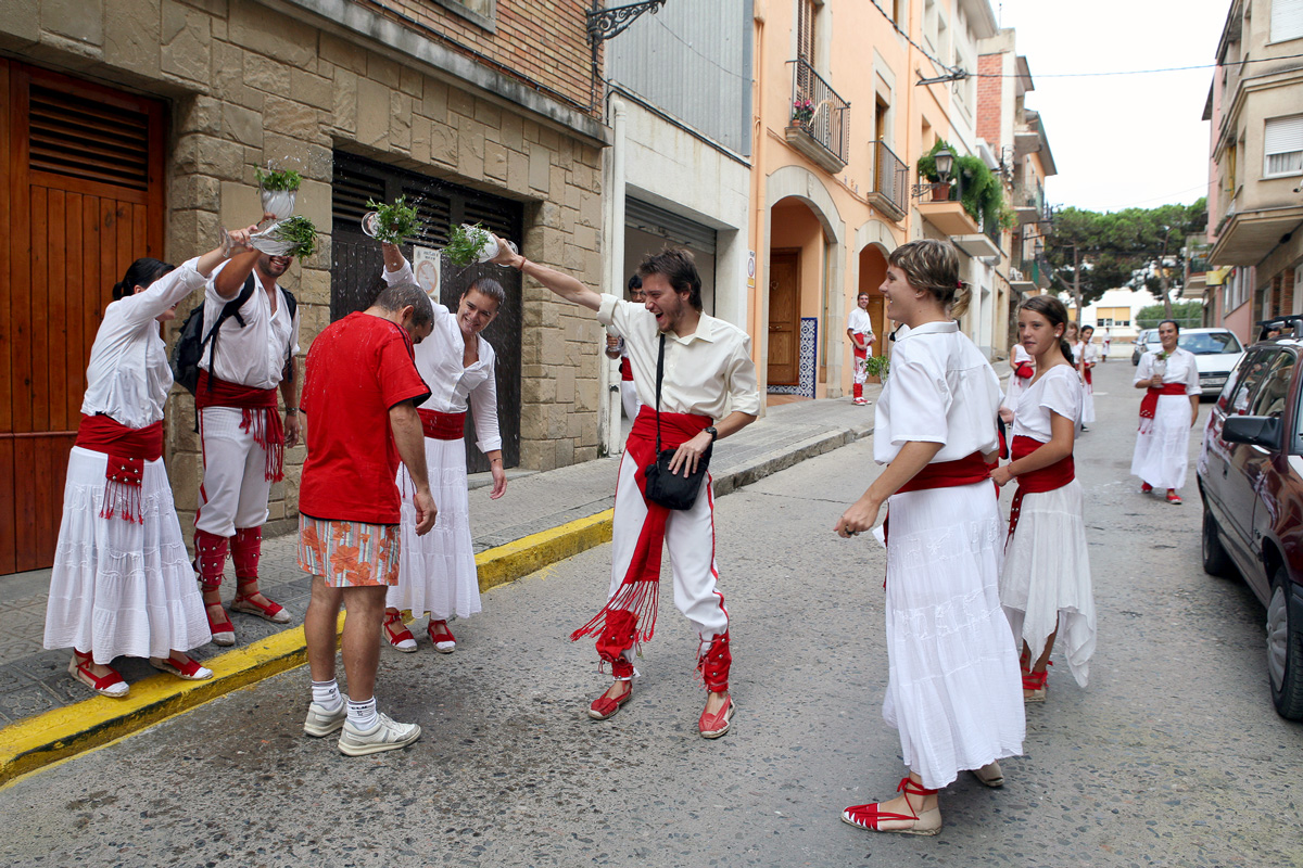 Ruixen als vianants que es troben pel carrer