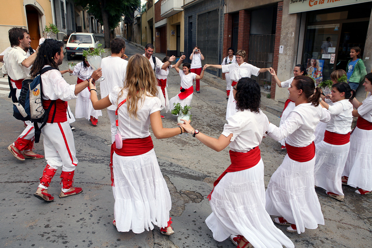 Sardana improvisada en un creuament de carrers